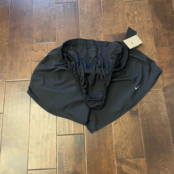 Sexy Essential Women’s Nike Dri-Fit Tempo Running Shorts, Plus Size 1X NWT - Picture 6 of 6